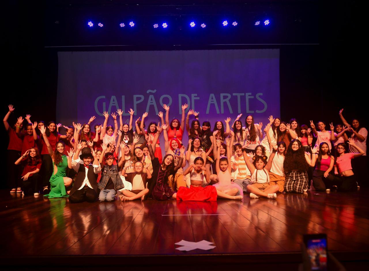 Grupo de dança no Galpão de Artes